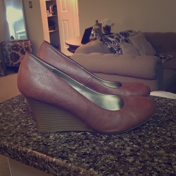 Wedge Heels - Picture 1 of 3